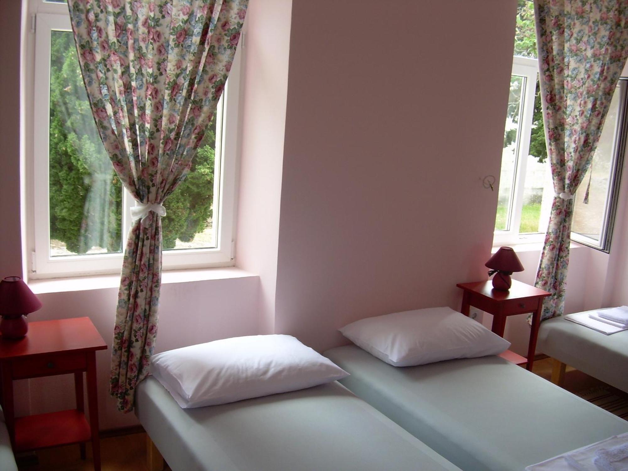 Phara Hostel Gdinj Exterior photo